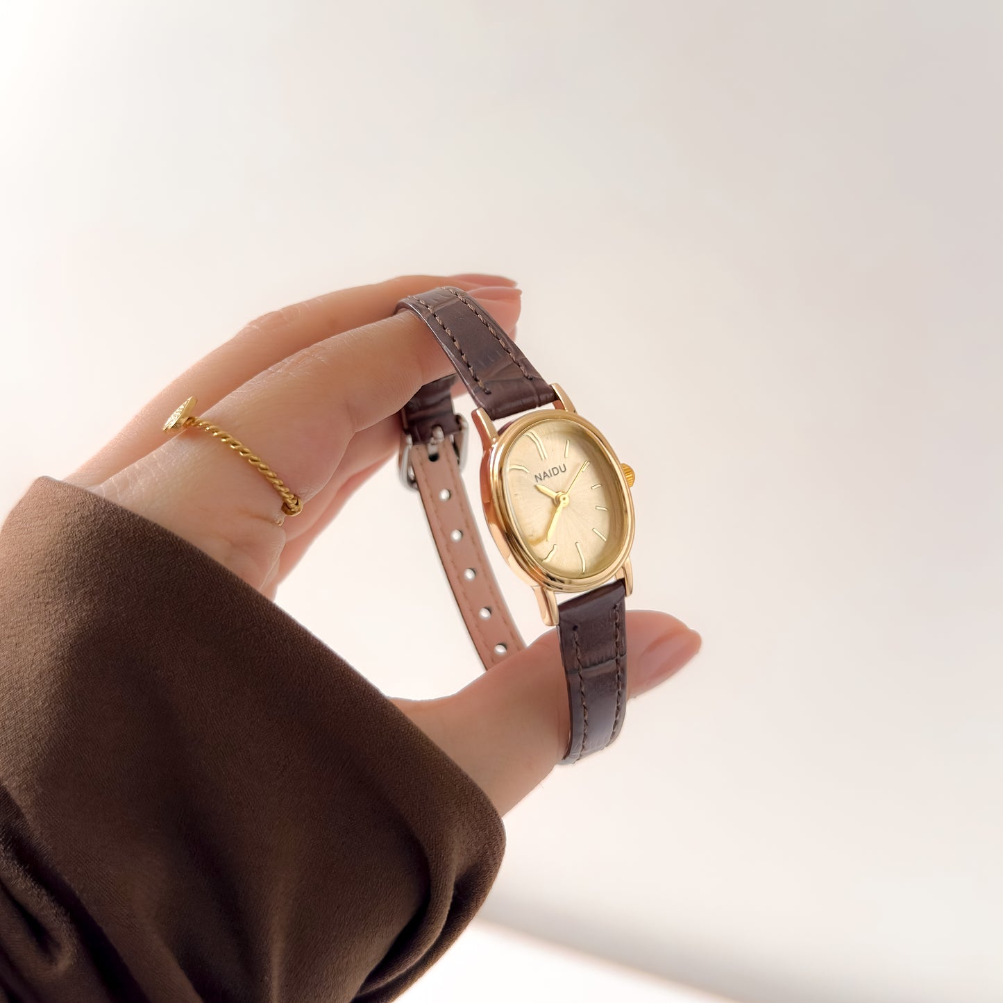 Reloj Naidu Ovalado correa