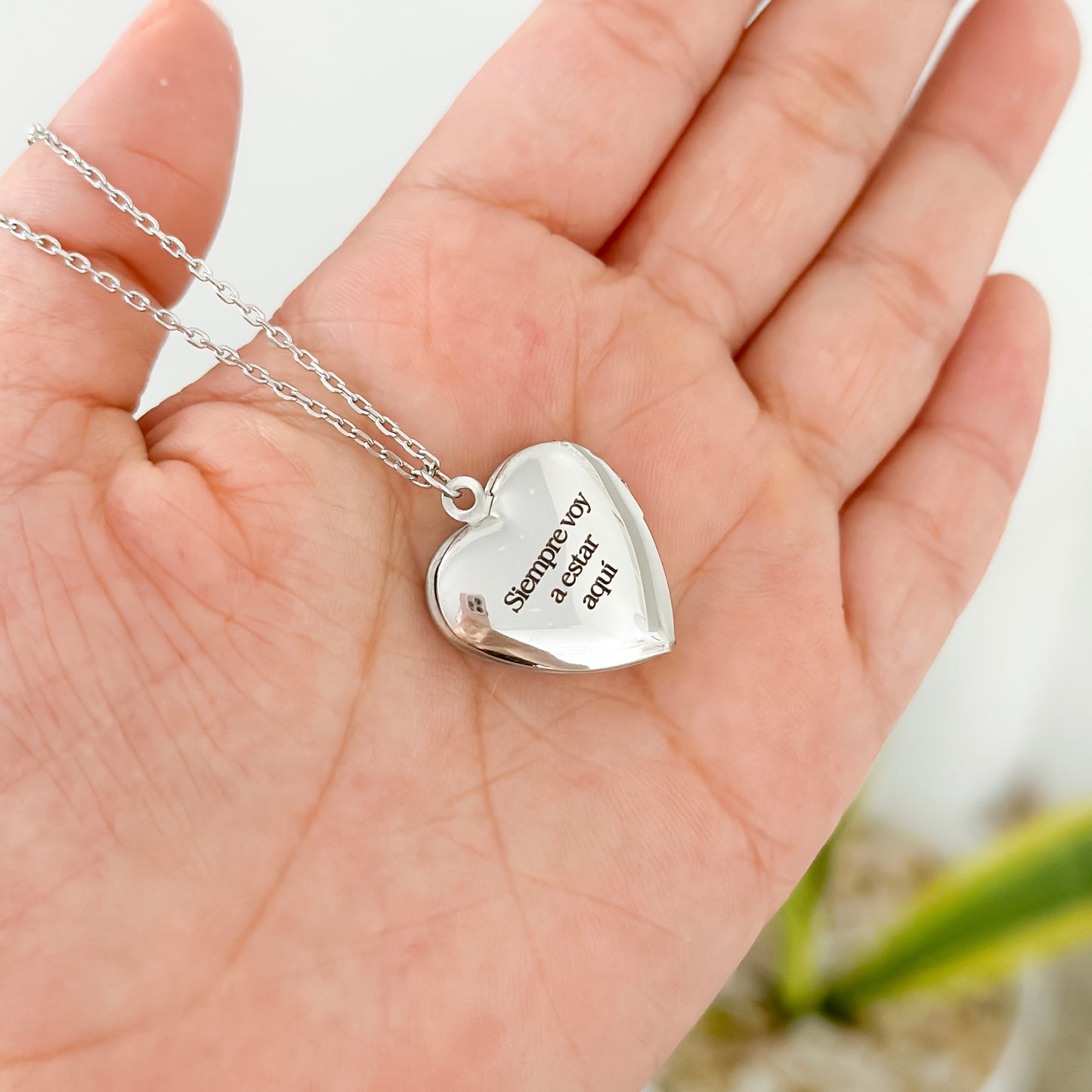 Relicario corazón plateado grabado