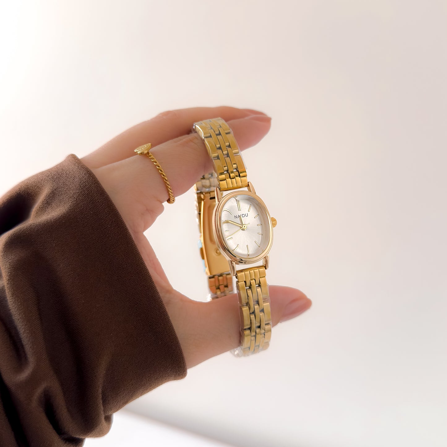 Reloj Naidu Ovalado