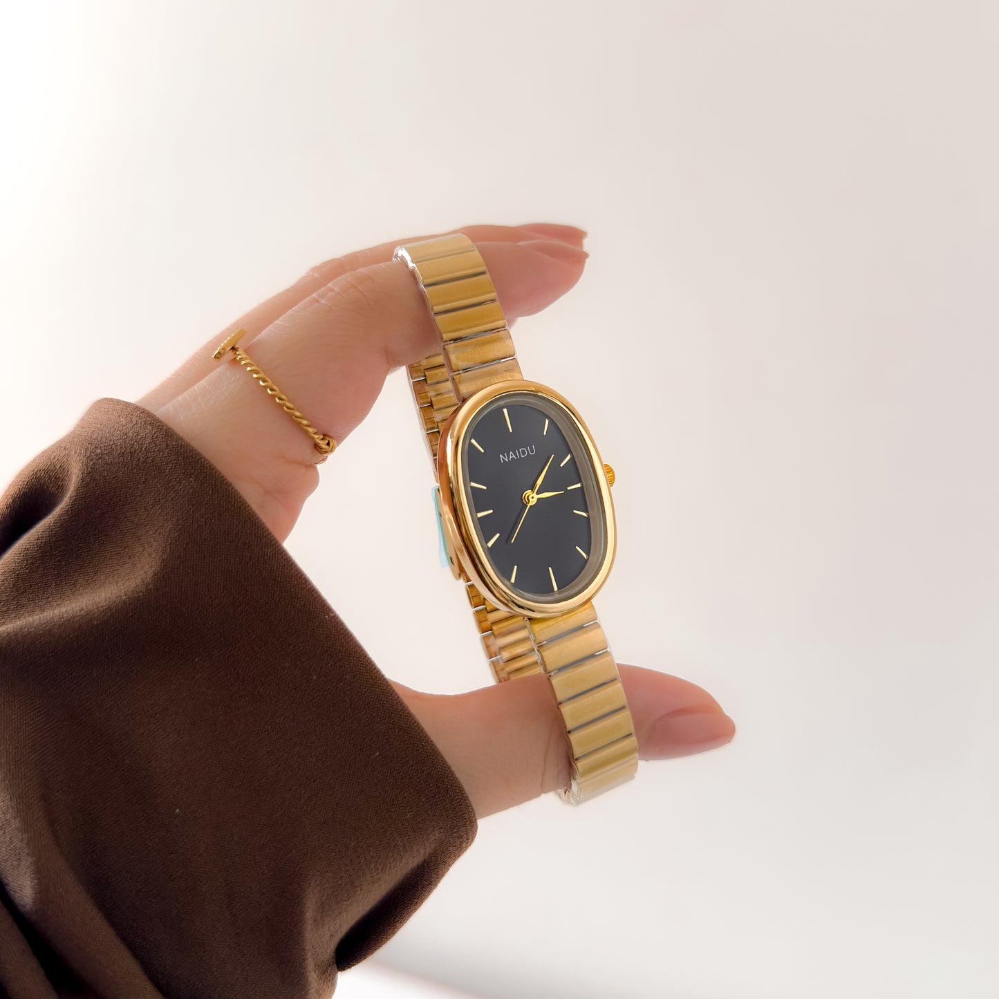 Reloj Naidu Ovalado dorado y negro