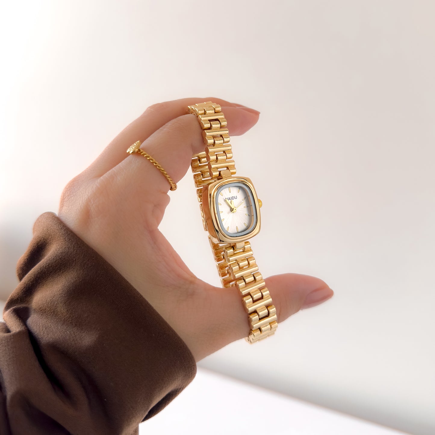 Reloj Naidu cuadrado dorado