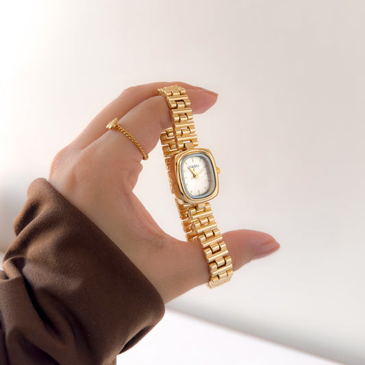 Reloj Naidu cuadrado dorado